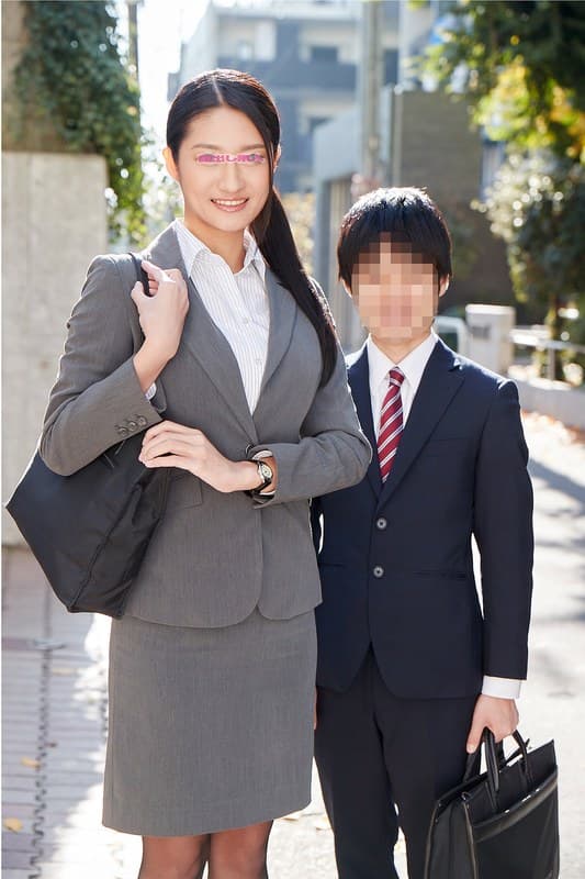 高身長の働くインテリOL限定 身長170cm超えの美脚の女先輩と低身長の後輩くんが勤務中に身長差SEXに挑戦！いつも厳しい女上司のモデルのような身体に触れ部下は思わずフル勃起！後輩のチ○ポに激突きされ本気イキした先輩オマ○コは中出しまでしてしまうのか！？ さおり