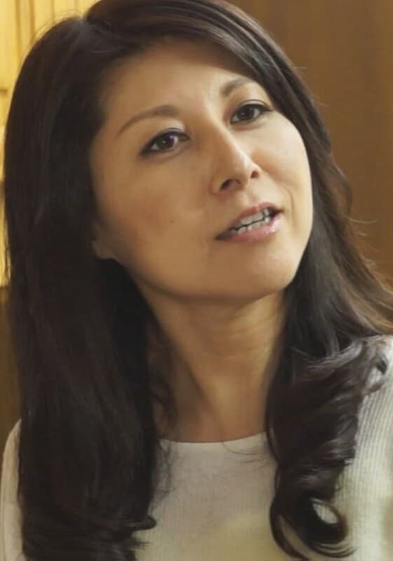 娘に彼氏を紹介していたらテーブルの下で触られて！声を抑えて盛り上がる熟年カップル。