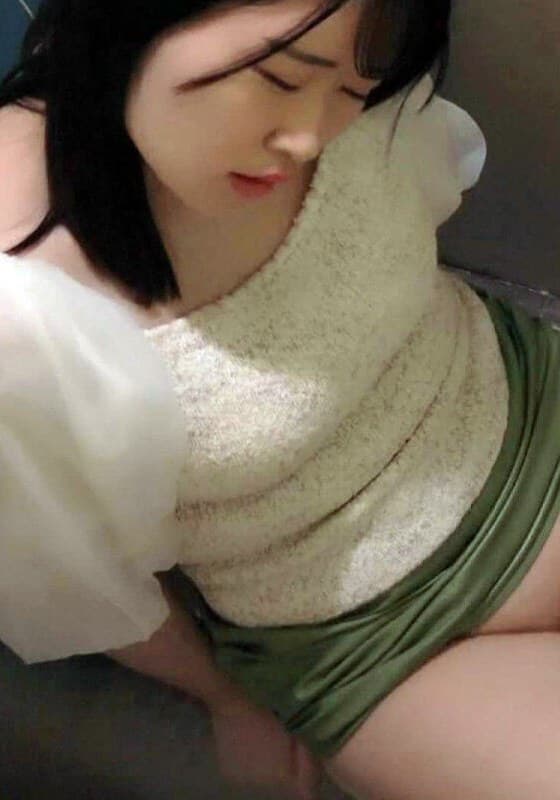 女性トイレに突っ伏していた色白ギャル系女性に忍び寄る魔の手！隠し撮りされた行為！