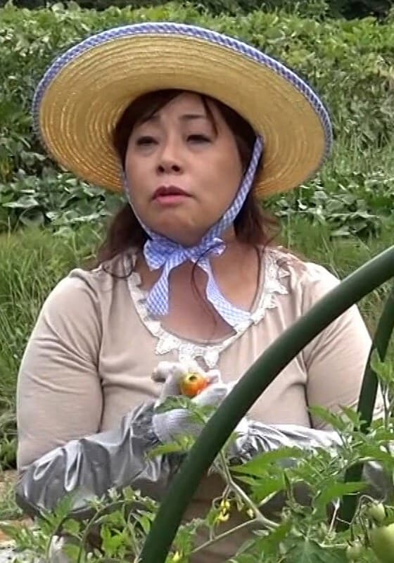 旦那さんとは15年以上のセックスレスと言う畑仕事が似合う田園スマイル熟女をそのままラブホに誘い3P中出しSEX！