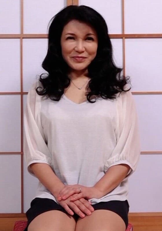 ごく普通の五十路熟女が欲求不満に耐えかねて決意のAV撮影のSEXに挑戦！形良い巨乳を揉まれ本能丸出しで喘ぐ潮吹き淫乱性交…
