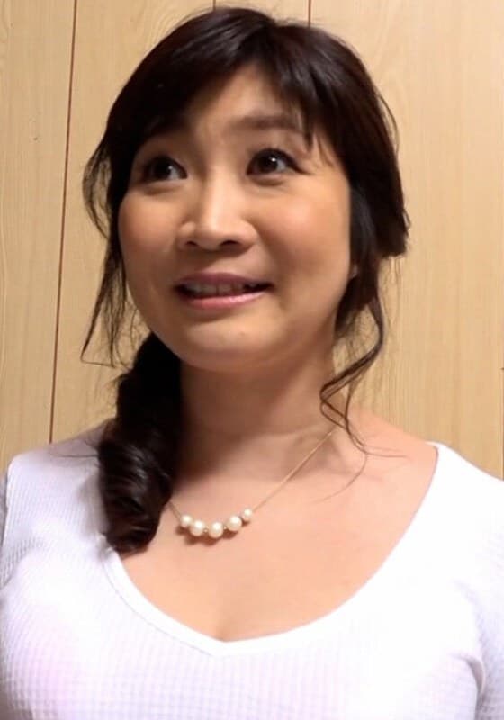 年齢の割にはふんわりした四十路熟女の不思議ちゃん宅で初撮りAV撮影！弾ける敏感巨乳と甘い喘ぎで男優の肉棒もガチガチにする…