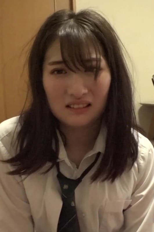二本のチ〇ポを必死に頬張る！3PセックスのJK