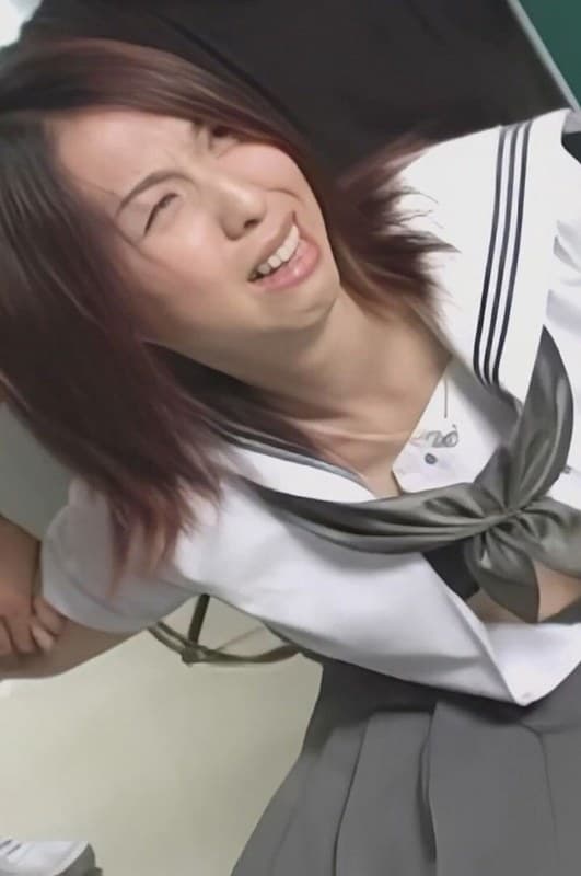 拘束されたJK。男たちに身体を弄られ、蝋燭を垂らされて泣き叫ぶ！1