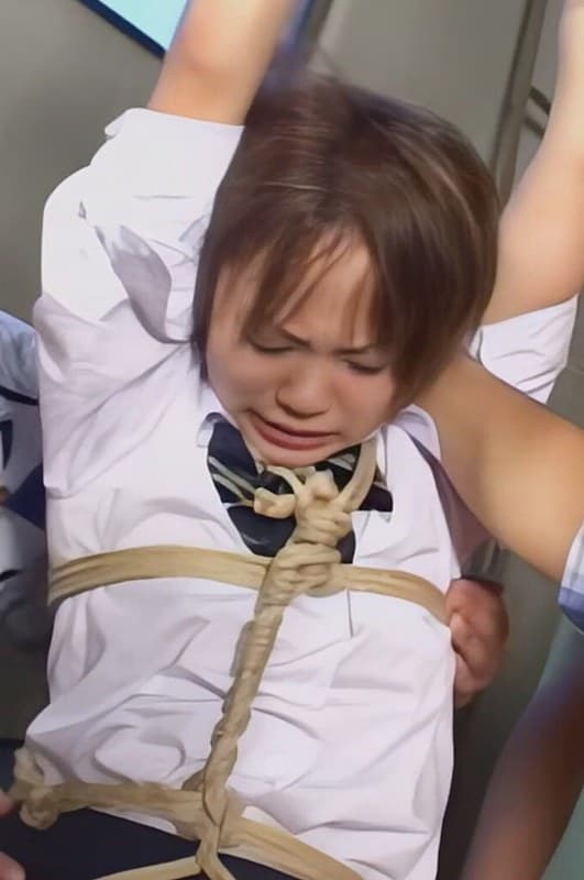 縛られ、男たちのおもちゃにされる女子校生